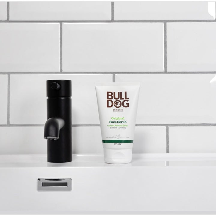 Scrub & Soothe - Exfolierande och Lugnande Rutin för Män med Grov Hudstruktur