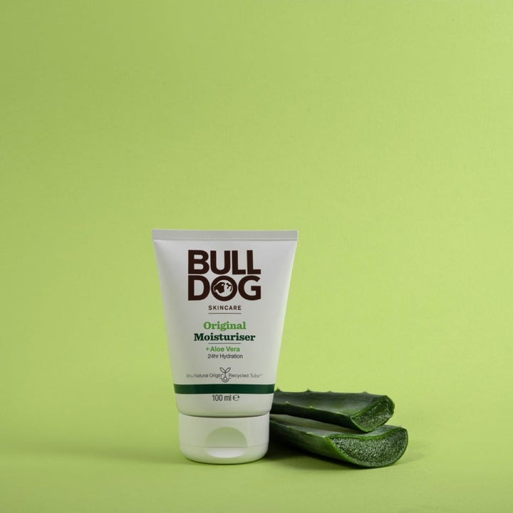 Scrub & Soothe - Exfolierande och Lugnande Rutin för Män med Grov Hudstruktur